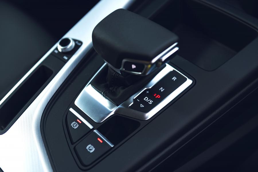 Детали интерьера Audi A4 35 TFSI Sport (B9) 2019 года  (UK) (фото 3 из 21)